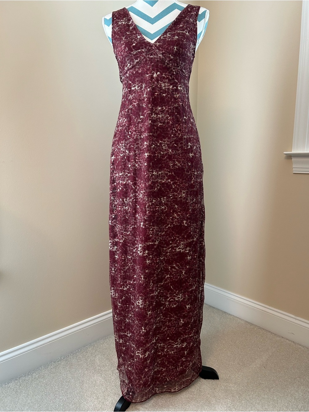 Motel Rocks Burgundy Marble-Print V-Neck Sleeveless Maxi Dress